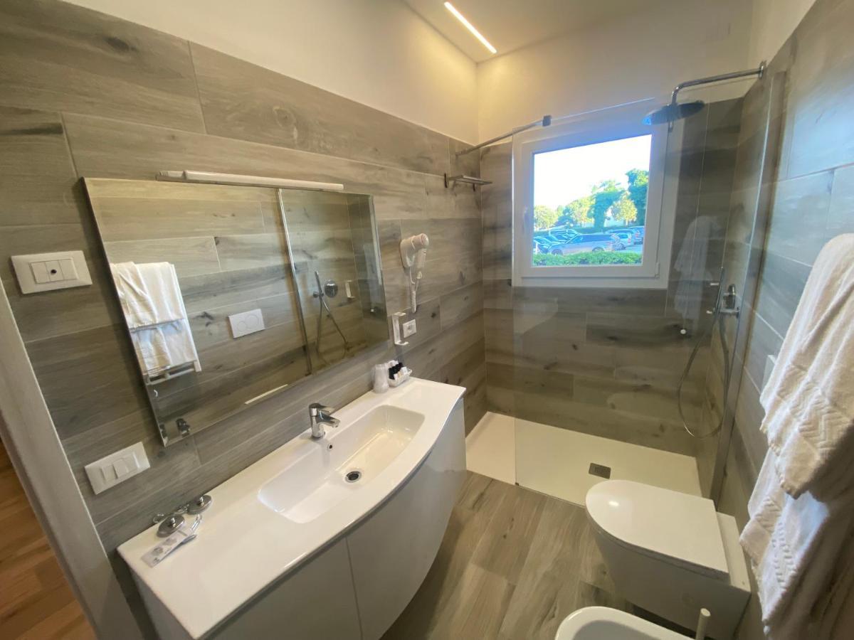 Marina Suites & Apartments 4 Stelle S Каорле Екстер'єр фото
