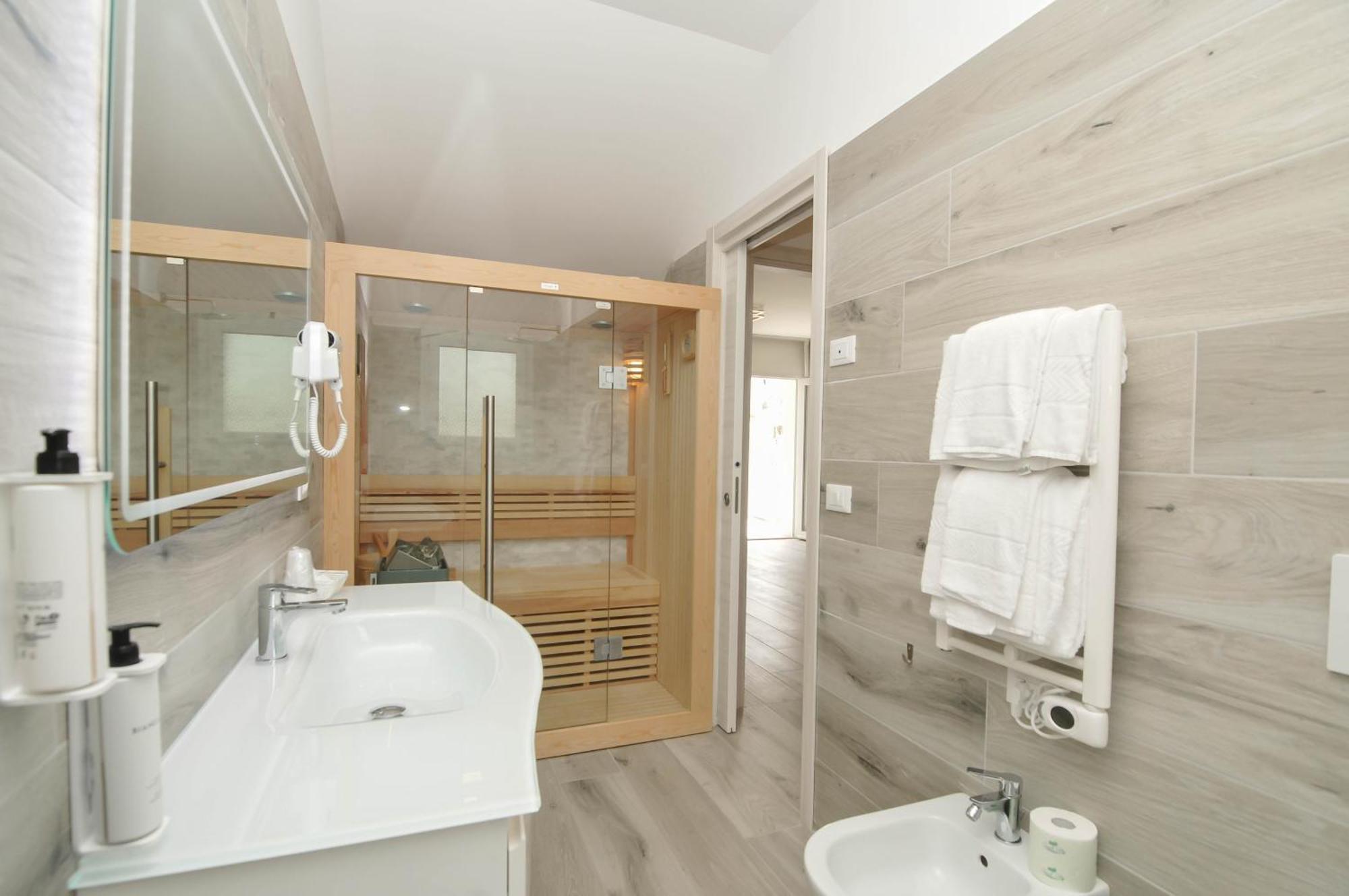 Marina Suites & Apartments 4 Stelle S Каорле Екстер'єр фото